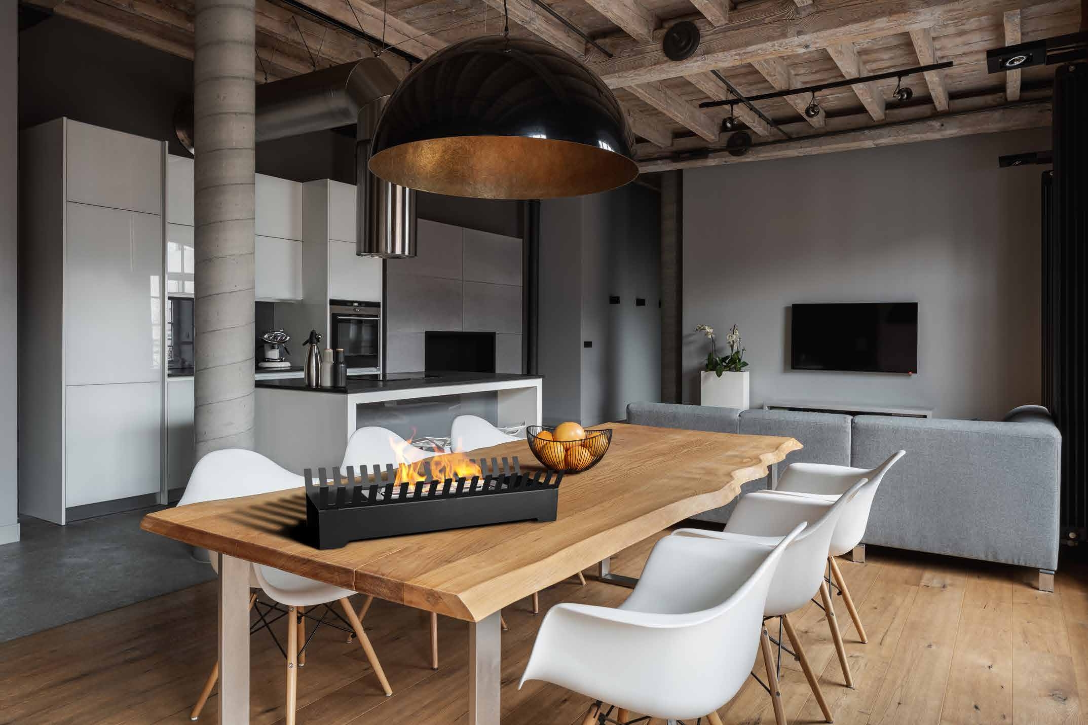 Stilvoller Außenbereich mit Biokamin